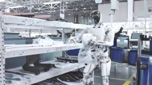 XPeng robot Iron con AI in fabbrica auto del marchio cinese