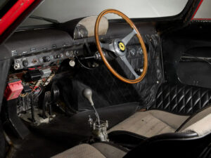 Abitacolo vista da postazione passeggero Ferrari 250 LM del 1964 di Scaglietti