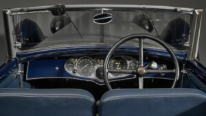 Vista da schienali sedili volante e cruscotto Alfa Romeo 8C 2300