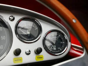 Ferrari 500 TRC – dettaglio targhette pulsanti cruscotto