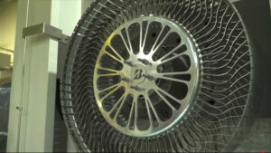 Ruota speciale in metallo deformabile Bridgestone su Lunar Cruiser Toyota